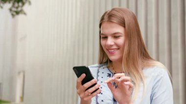 Genç Bayan kasabada bir telefon kullanma