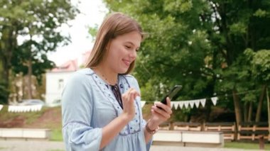 Genç Bayan kasabada bir telefon kullanma
