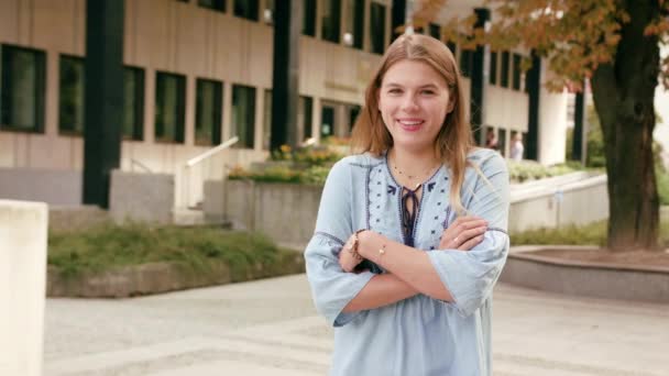 Mujer pelirroja sonriente feliz en la ciudad — Vídeo de stock