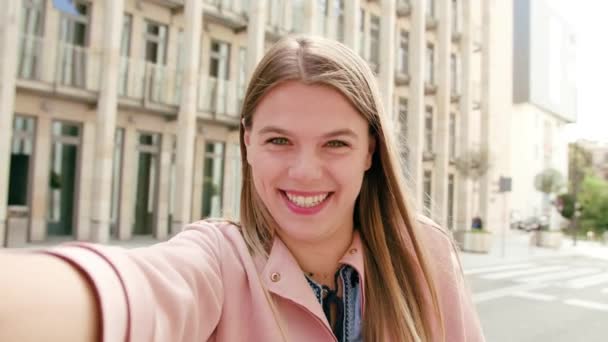 街のビデオ通話の電話を使用して幸せな笑顔の女性 クローズ アップ ショット ソフト フォーカス — ストック動画