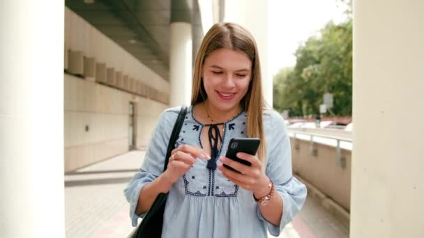 Молода леді за допомогою телефону в місті — стокове відео