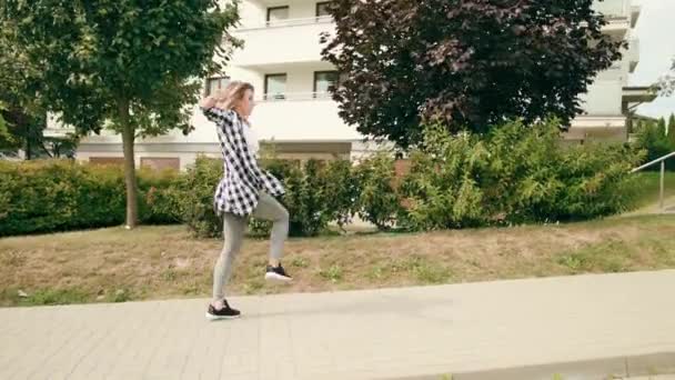Νεαρή γυναίκα που χορεύει στο δρόμο — Αρχείο Βίντεο