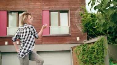 Sokakta dans eden genç bir kadın.