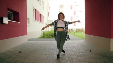 Genç kadın dışarıda dans