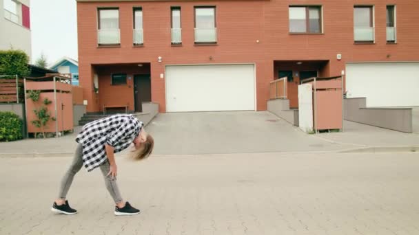 Jonge vrouw dansen in de straat — Stockvideo