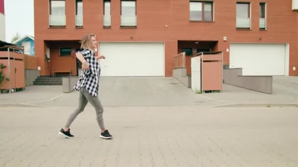 Ung kvinna dansar på gatan — Stockvideo