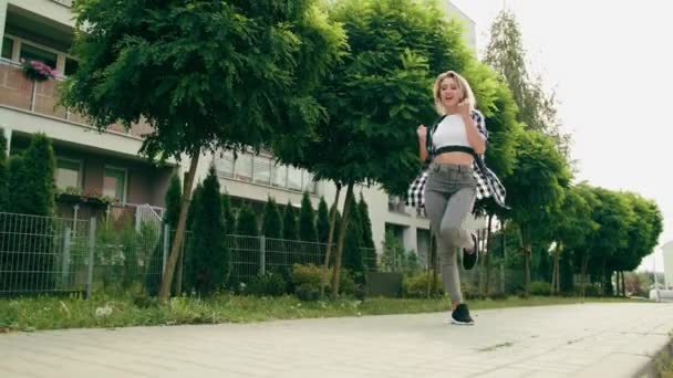 Młoda kobieta tańcząca na ulicy — Wideo stockowe