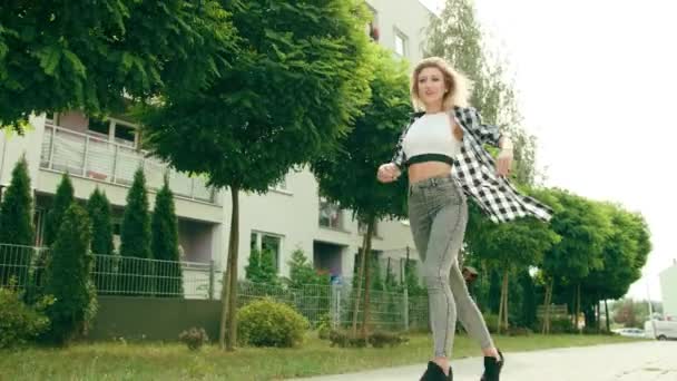 Fiatal nő táncol az utcán — Stock videók