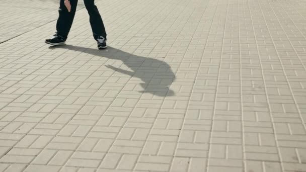 Jovem em Preto Breakdancing — Vídeo de Stock