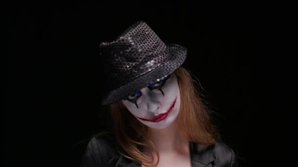 Девушка клоун стоя на зеленом фоне — стоковое видео