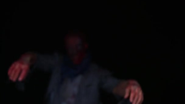 Zombie-Maniac hat Angst vor seinen Zähnen beim Beißen — Stockvideo