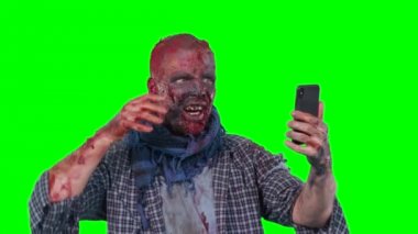 Selfie telefon adam olarak zombi makyaj yapar