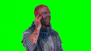 Erkek zombi cep telefonuyla birini aramak