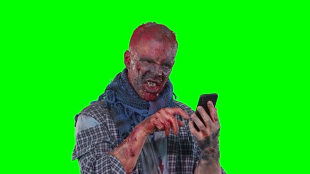 Enge zombie in halloween geïsoleerd groene achtergrond — Stockvideo