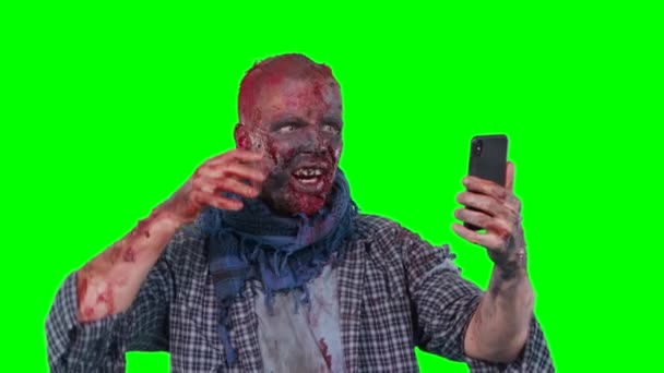 Человек в зомби макияже делает селфи-телефон — стоковое видео