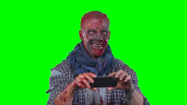 Zombie masculino usando teléfono celular — Vídeos de Stock