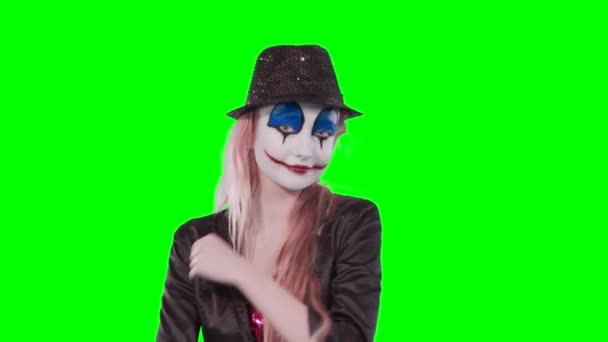 La ragazza clown sta giocando con i capelli ridendo della macchina fotografica . — Video Stock