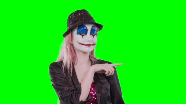 Dziewczyna clown punktów w prawym górnym rogu z palcem wskazującym — Wideo stockowe
