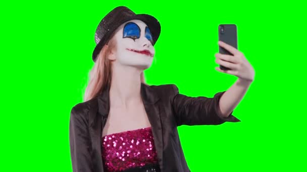 Хэллоуин клоун макияж делает селфи мобильный телефон — стоковое видео