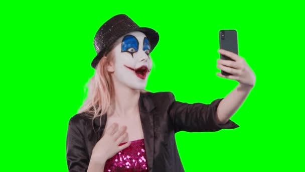 Halloween clown smink tar en selfie mobiltelefon — Stockvideo
