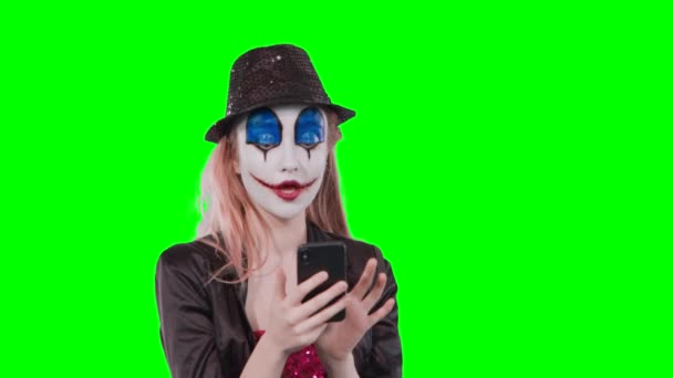 Halloween-Clown-Make-up mit Handy — Stockvideo