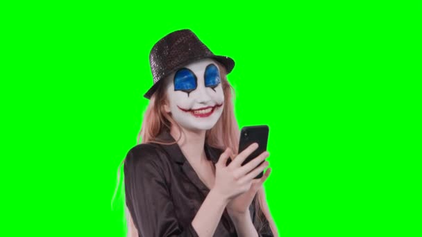 Halloween palhaço make-up usando telefone móvel — Vídeo de Stock