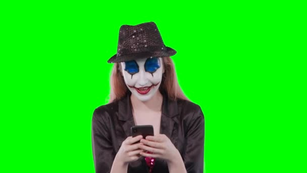 Halloween clown smink använder mobiltelefon — Stockvideo