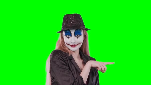 The girl clown points at upper right corner with index finger — Stock Video