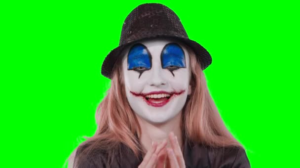 Het meisje clown wrijf vingers en glimlach, — Stockvideo