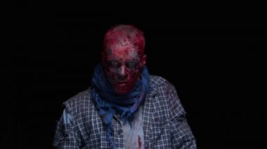 Zombi Manyağı ısırmaya çalışan dişlerinden korkar.