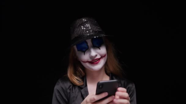 Fille clown debout sur fond vert — Video