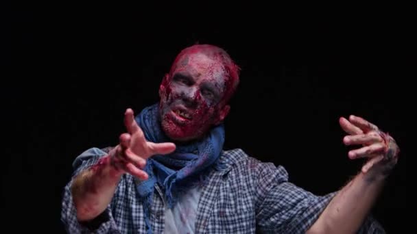 Zombie Maniac is bang van zijn tanden proberen te bijten — Stockvideo