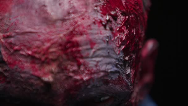 Zombie-Maniac hat Angst vor seinen Zähnen beim Beißen — Stockvideo