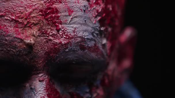 Zombie Maniac est effrayant de ses dents en essayant de mordre — Video