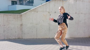 Kız Modern Hip Hop Dans sokaklarda gerçekleştirir.