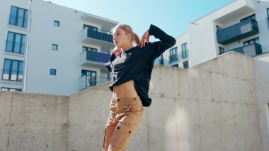 Kız Modern Hip Hop Dans sokaklarda gerçekleştirir.