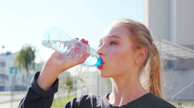 Kız Modern Hip Hop Dans sokaklarda gerçekleştirir.