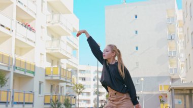 Kız Modern Hip Hop Dans sokaklarda gerçekleştirir.