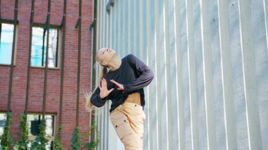 Kız Modern Hip Hop Dans sokaklarda gerçekleştirir.