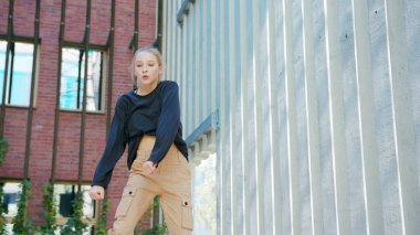 Kız Modern Hip Hop Dans sokaklarda gerçekleştirir.