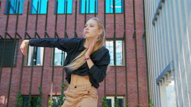 Kız Modern Hip Hop Dans sokaklarda gerçekleştirir.