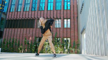 Kız Modern Hip Hop Dans sokaklarda gerçekleştirir.