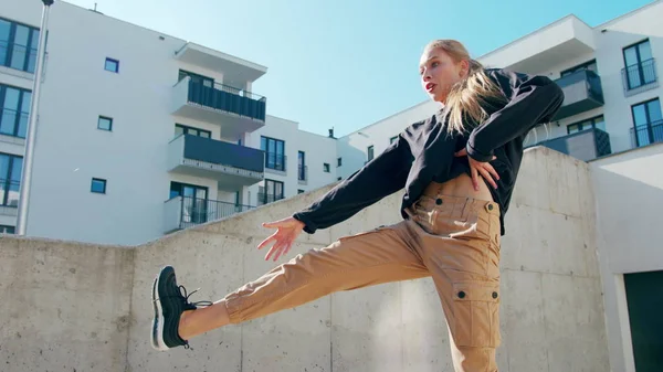 Meisje voert moderne hiphop dans op straat — Stockfoto
