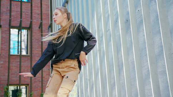 Дівчина виконує сучасний хіп-хоп танець на вулицях — стокове фото