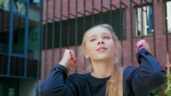 Дівчина виконує сучасний хіп-хоп танець на вулицях — стокове фото