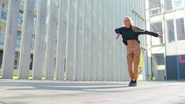Kız Modern Hip Hop Dans sokaklarda gerçekleştirir.