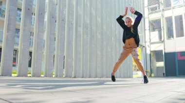 Kız Modern Hip Hop Dans sokaklarda gerçekleştirir.