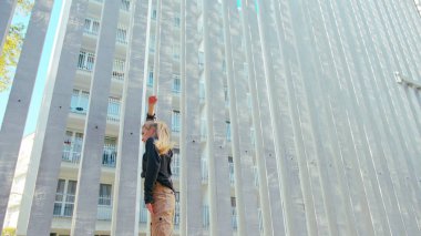 Kız Modern Hip Hop Dans sokaklarda gerçekleştirir.