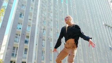 Kız Modern Hip Hop Dans sokaklarda gerçekleştirir.