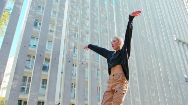 Kız Modern Hip Hop Dans sokaklarda gerçekleştirir.